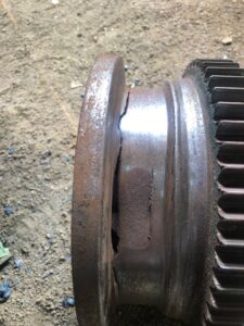 天井クレーンの走行車輪の割れ