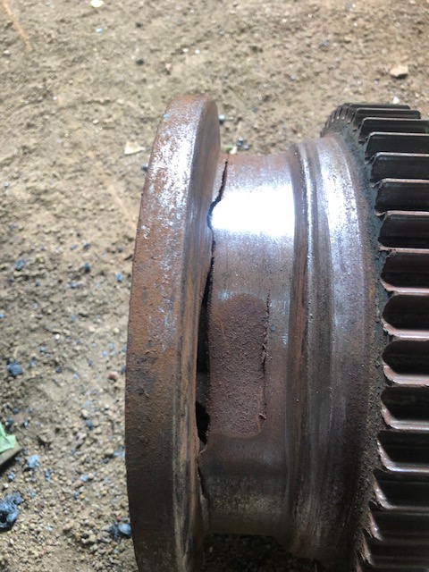 天井クレーンの走行車輪の割れ